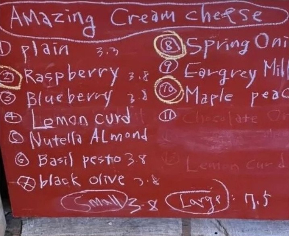 한글 표기 없이 영어로만 표기된 한국 카페, 음식점 등의 메뉴판. [사진=온라인 커뮤니티 캡처]