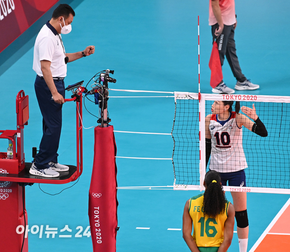 6일 오후 일본 도쿄 아리아케 아레나에서 열린 2020 도쿄올림픽 여자 배구 준결승 대한민국 대 브라질의 경기가 진행됐다. 한국 김연경이 심판에게 항의하고 있다.