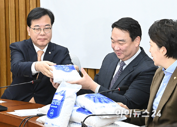 송언석 국민의힘 원내대표가 3일 서울 여의도 국회에서 열린 원내대책회의에 앞서 설탕부담금 관련 발언을 하고 있다. [사진=곽영래 기자]