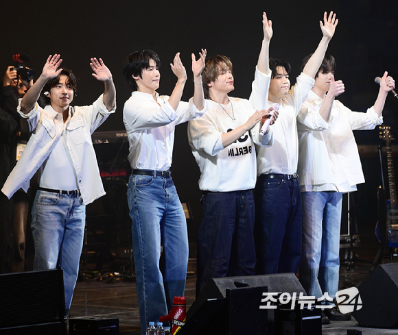 밴드 엔플라잉이 21일 오후 서울 송파구 잠실학생체육관에서 열린 '2026 JOY콘서트 - 보이스 오브 스프링(Voice of spring)'에서 마지막 인사를 하고 있다. [사진=정소희 기자]