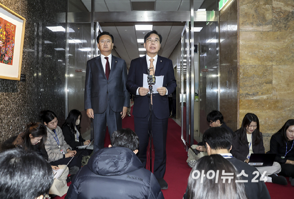 국민의힘 송언석 원내대표가 9일 오전 서울 여의도 국회 의장실 앞에서 국회의장 및 양당 원내대표 회동 전 입장발표 기자회견을 하고 있다. [사진=곽영래 기자]