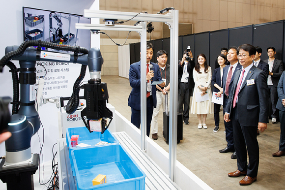 박상우 국토교통부 장관이 지난해 4월 23일 경기도 일산 킨텍스 제2전시장에서 개막한 '2024 국제물류산업대전'(KOREA MAT 2024)에서 전시를 둘러보고 있다. [사진=국토교통부]