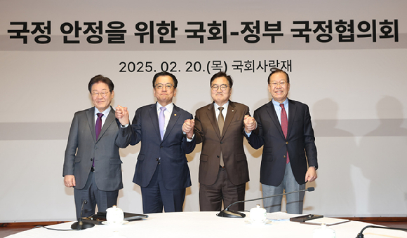  20일 오후 국회 사랑재에서 국정협의회가 열려 참석자들이 기념사진을 찍고 있다. 왼쪽부터 이재명 더불어민주당 대표, 최상목 대통령 권한대행 부총리 겸 기획재정부 장관, 우원식 국회의장, 권영세 국민의힘 비대위원장. [사진=연합뉴스]