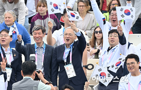 양궁 대표팀 김옥금이 31일(현지시간) 파리 앵발리드에서 열린 2024 파리 패럴림픽 양궁 여자 컴파운드 W1 동메달 결정전에서 체코를 상대로 경기를 펼치고 있다. [사진=사진공동취재단]