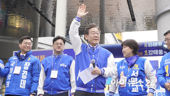 이재명 더불어민주당 대표가 지난달 28일 서울 용산역 광장에서 열린 더불어민주당 정권심판·국민승리 선거대책위원회 출정식에서 연단에 올라 손을 들어 인사하고 있다. [사진=라창현 기자]