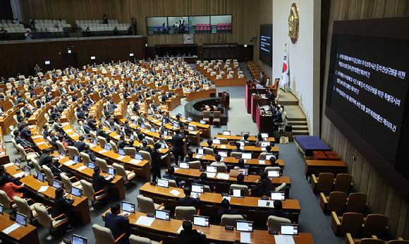 4일 오후 서울 여의도 국회에서 열린 제418회 국회(정기회) 제10차 본회의에서 김건희-순직해병 특검법, 지역화폐법 재의의건이 부결되고 있다. 2024.10.04. [사진=뉴시스]