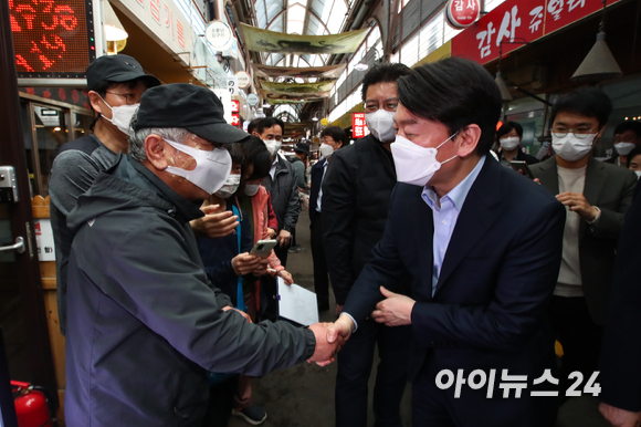 안철수 대통령직 인수위원회 위원장이 10일 서울 종로구 통인시장을 방문해 시민들과 인사하고 있다. [사진=김성진 기자]