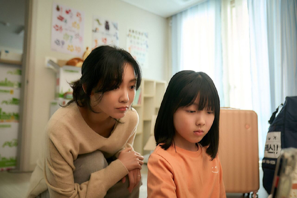 배우 신현빈이 영화 '군체'에서 열연하고 있다. [사진=(주)쇼박스]