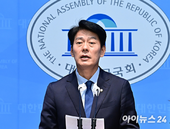 한민수 더불어민주당 선거대책위원회 대변인이 4일 오전 서울 여의도 국회 소통관에서 브리핑을 하고 있다. 2025. 5. 4.[사진=곽영래 기자]