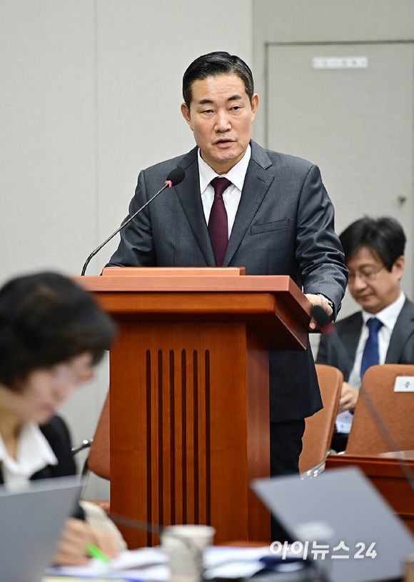 신원식 국가안보실장이 1일 서울 여의도 국회에서 열린 운영위원회의 대통령비서실, 국가안보실, 대통령경호처 국정감사에서 업무보고를 하고 있다. [사진=곽영래 기자]