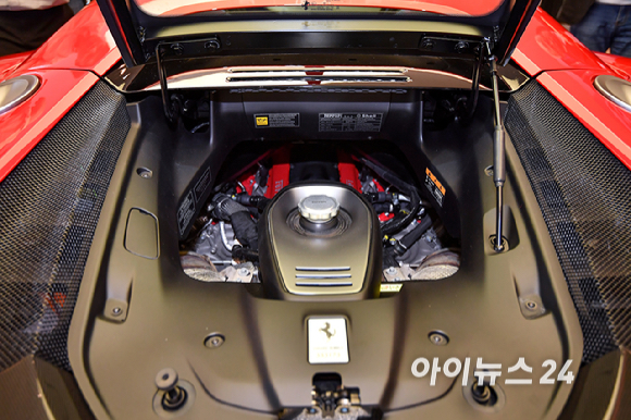 13일 서울 서초구 반포 페라리 전시장에서 열린 페라리 849 테스타로사 스파이더 공개 행사에서 페라리 849 테스타로사 스파이더가 공개되고 있다. 페라리 849 테스타로사 스파이더 전면이번에 공개된 849 테스타로사 스파이더는 V8 트윈터보 엔진에 전기모터 3개를 결합한 플러그인 하이브리드(PHEV) 모델이다. [사진=곽영래 기자]