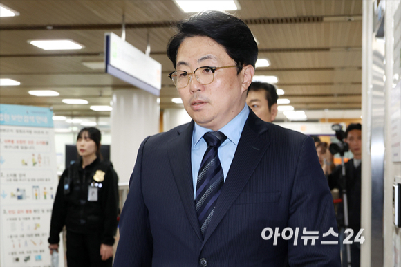 '김건희 집사'로 알려진 김예성 씨가 29일 오후 서울 서초구 서울고등법원에서 열린 횡령 등 혐의 항소심 선고 공판에 출석하고 있다. [사진=곽영래 기자]