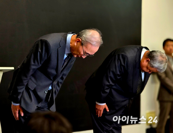 9월 11일 오후 서울 광화문 웨스트 사옥에서 열린 기자간담회에서 김영섭 KT 대표가 최근 발생한 소액결제 피해 사고에 대해 고개 숙여 사과하고 있다. [사진=안세준 기자]