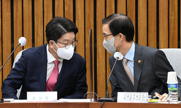 권성동 국민의힘 원내대표가 8일 오전 서울 여의도 국회에서 열린 태풍 '힌남노' 피해 대책 점검 당정협의회에서 방문규 국무조정실장과 대화하고 있다. [사진=김성진 기자]