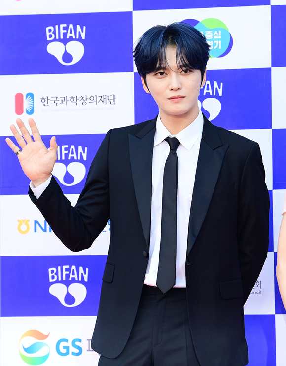 가수 겸 배우 김재중이 4일 오후 경기도 부천시 원미구 부천아트센터에서 진행된 '제28회 부천국제판타스틱영화제' 개막식 레드카펫 행사에 참석하고 있다. [사진=정소희 기자]