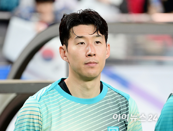10일 오후 경기도 서울월드컵경기장에서 열린 22026 FIFA 북중미 월드컵 아시아 3차 예선 조별리그 B조 10차전 최종전 대한민국과 쿠웨이트의의 경기에서 손흥민이 벤치에서 경기 시작을 기다리고 있다. [사진=곽영래 기자]