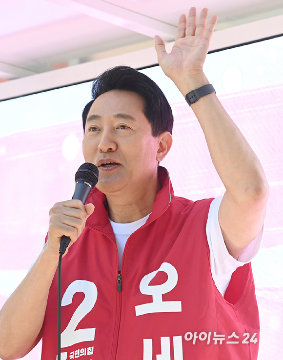 오세훈 국민의힘 서울시장 후보가 2일 서울 여의도역 인근에서 시민들에게 출근길 인사를하고 있다. [사진=곽영래 기자]