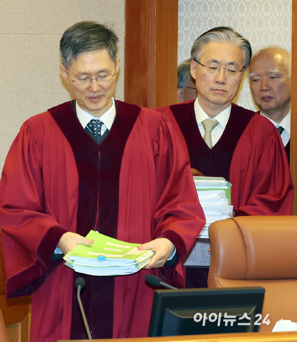 문형배 헌법재판소장 권한대행을 비롯한 헌법재판관들이 18일 서울 종로구 헌법재판소에서 열린 '윤석열 대통령 탄핵심판 9차 변론'에 입장하고 있다. 이날 윤석열 대통령은 법정에 출석하지 않고 돌아갔다. [사진=사진공동취재단]