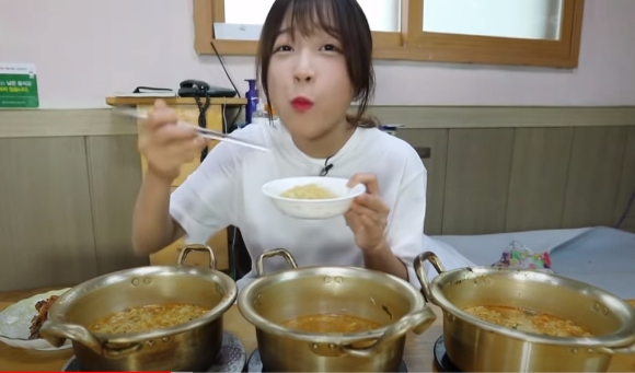 830만 구독자를 확보하고 있는 먹방 크리에이터 쯔양이 KBS1 '아침마당'에 출연헤 자신의 한 달 수입을 밝혔다. [사진=KBS]