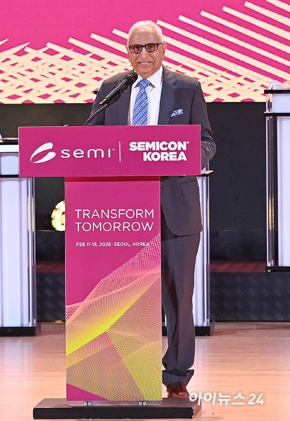 아지트 마노차(Ajit Manocha) 세미(SEMI) 최고경영자(CEO)가 11일 서울 강남구 코엑스에서 열린 세미콘 코리아 2026에서 인사말을 하고 있다. [사진=곽영래 기자]
