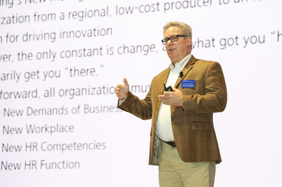 패트릭 라이트 사우스캐롤라이나대 경영대 교수가 18일 삼성 서초사옥에서 열린 '이건희 회장 3주기 추모&middot;삼성 신경영 30주년 기념 국제학술대회'에서 강연하고 있다. [사진=삼성전자]