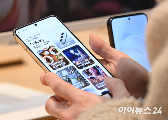 서울 서초구 삼성 딜라이트에서 한 소비자가 갤럭시S22 시리즈를 사용하고 있다. [사진=정소희 기자]