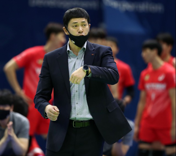 장병철 한국전력 감독이 2021-22시즌 열린 현대캐피탈과 홈 경기 도중 코트에서 뛰고 있는 선수들에게 작전 지시를 하고 있다. [사진=발리볼코리아닷컴]