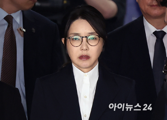 윤석열 전 대통령 부인 김건희 씨가 12일 오후 서울 서초구 서울중앙지방법원에서 열린 구속 전 피의자 심문(영장실질심사)을 마치고 법원을 나서고 있다. [사진=사진공동취재단]