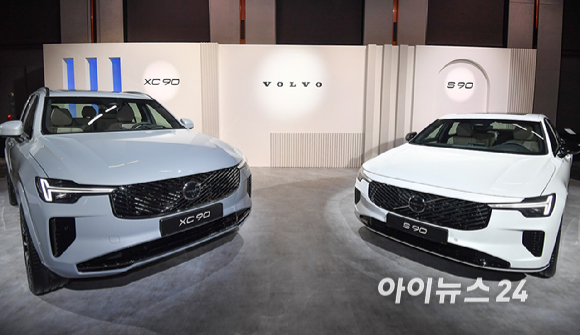 볼보자동차코리아가 2일 서울 광진구 비스타 워커힐에서 신형 XC90과 S90을 공개하고 있다.볼보자동차코리아는 현대적인 스칸디나비아 스타일과 최첨단 기술이 적용된 스웨디시 럭셔리 플래그십 신형 XC90 및 S90을 동시에 출시했다. [사진=곽영래 기자]