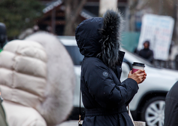 지난달 31일 오전 서울 종로구 광화문 사거리에서 공식 설 연휴를 끝낸 시민들이 출근하고 있다. [사진=연합뉴스]