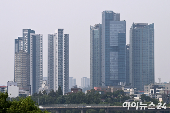 여의도에서 바라본 합정역 일대 아파트 전경. [사진=김성진 기자]