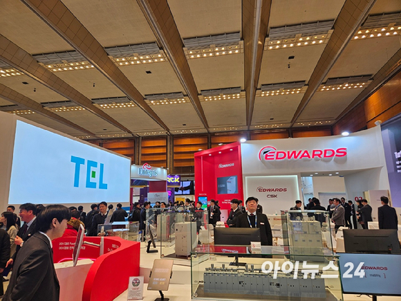 세미콘 코리아 2025 행사에서 관람객들이 기업 부스를 구경하고 있다.[사진=설재윤 기자]