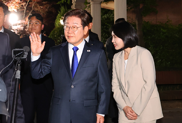 제21대 대통령 선거에서 당선이 유력한 더불어민주당 이재명 후보가 3일 밤 인천 계양구 자택을 나서며 주민과 지지자들에게 인사하고 있다. 2025.6.3 [사진=연합뉴스]