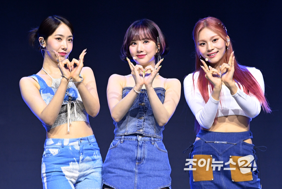 그룹 비비지가 6일 오후 서울 광진구 광장동 예스24라이브홀에서 열린 두 번째 미니앨범 '서머 바이브(Summer Vibe)' 발매 기념 쇼케이스에서 공연을 하고 있다. [사진=김성진 기자]