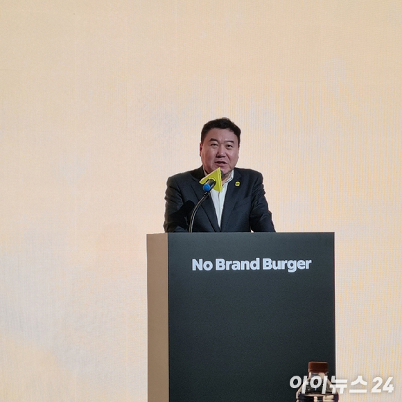 강승협 신세계푸드 대표가 8일 서울 코엑스서 열린 기자간담회에서 신규 가맹모델을 소개하고 있다. [사진=전다윗 기자]