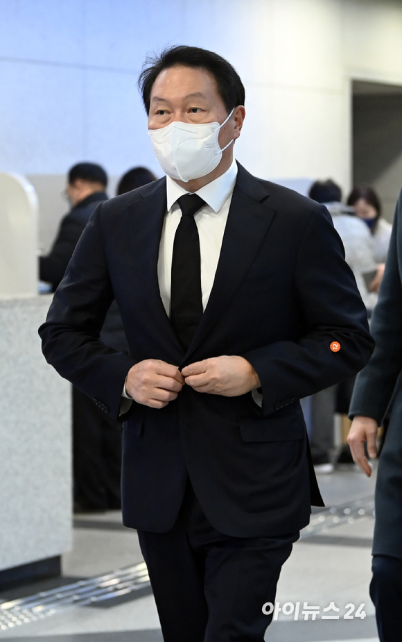 최태원 대한상공회의소 회장(SK그룹 회장)이 12일 서울 아산병원 장례식장에 차려진 구자홍 LS그룹 초대 회장(현 LS니꼬동제련 회장) 빈소에 조문을 위해 입장하고 있다. [사진=정소희 기자]