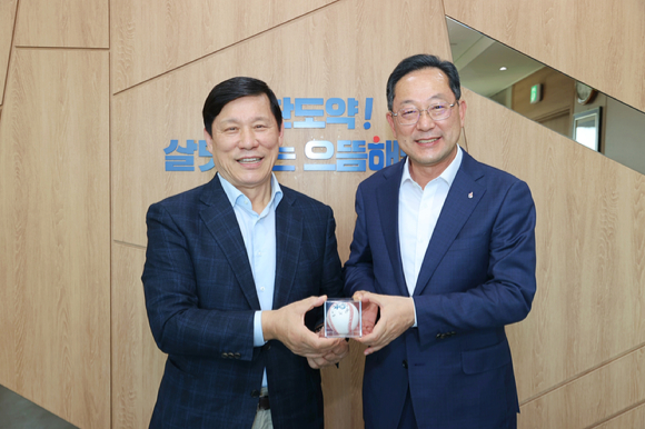 허구연 KBO 총재(왼쪽)가 명현관 해남군수와 만나 야구 인프라와 관련한 면담을 진행했다. [사진=한국야구위원회(KBO)]