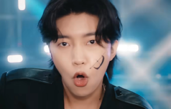 가수 임영웅의 'Do or Die' 뮤직비디오가 2000만 조회수 돌파를 눈앞에 두고 있다. 뮤비 속 임영웅. [사진=유튜브 @임영웅]