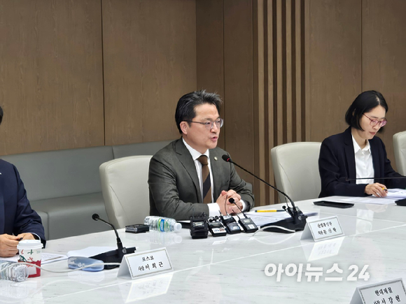 문신학 산업통상부 차관(왼쪽 여섯번째)과 철강업계 관계자들이 4일 대한상공회의소에서 진행된 철강수출공급망 강화 보증상품 업무협약식 및 철강업계 CEO 간담회에 참석하고 있다. [사진=최란 기자]