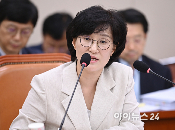 원민경 여성가족부 장관 후보자가 3일 국회 여성가족위원회에서 열린 인사청문회에서 질의에 답변하고 있다. [사진=곽영래 기자]