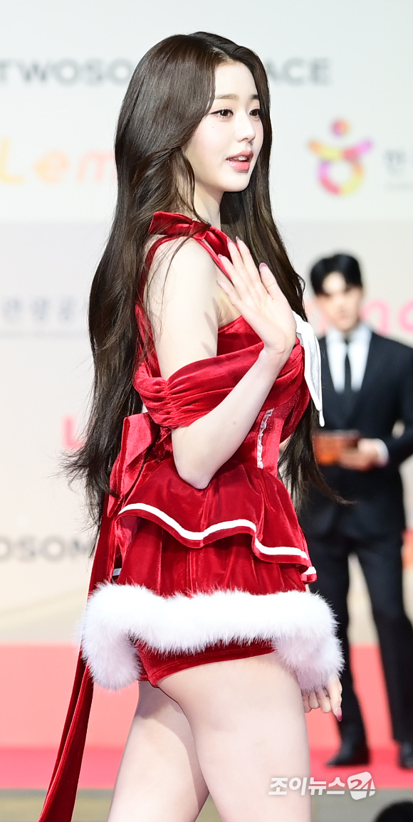 그룹 아이브(IVE) 장원영이 25일 오후 인천광역시 중구 운서동 인스파이어 아레나에서 열린 '2025 SBS 가요대전' 레드카펫 행사에 참석하고 있다.&nbsp;