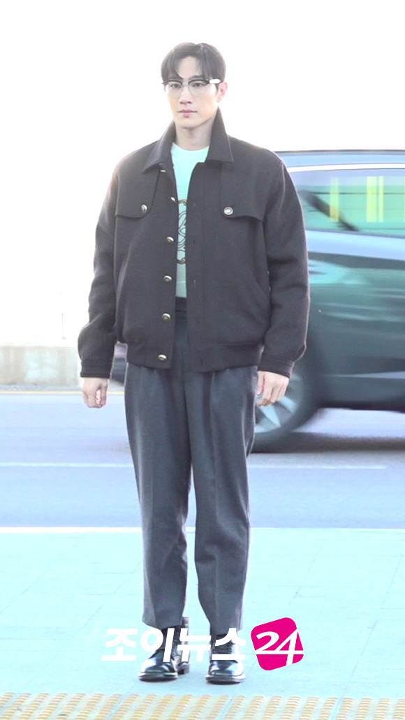 배우 노상현이 20일 해외 일정 참석 차 인천국제공항을 통해 출국하고 있다. [사진=문수지 기자]