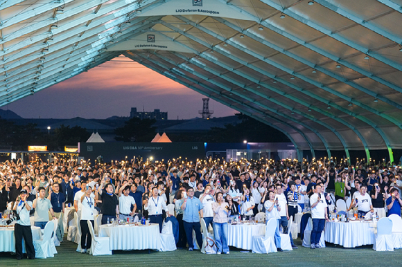 LIG D&A 임직원들이 지난 26일 구미하우스에서 진행된 '창립 50주년 기념행사'에 참석하고 있다. [사진=LIG D&A]