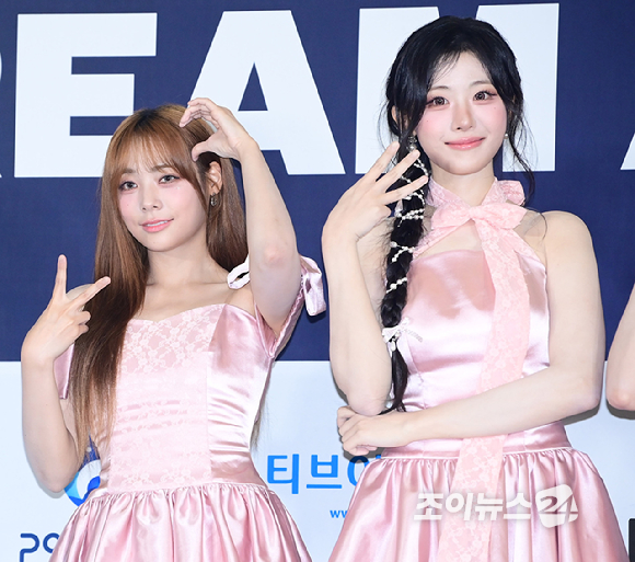 밴드 큐더블유이알(QWER)이 27일 경기 고양시 킨텍스에서 열린 2026 케이 월드 드림 어워즈(K WORLD DREAM AWARDS)' 블루카펫에 참석하고 있다.