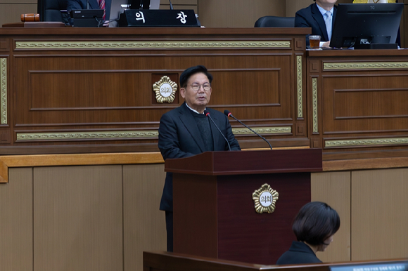 제280회 서울특별시 마포구의회 제2차 정례회에서 시정연설 중인 박강수 마포구청장. [사진=마포구]