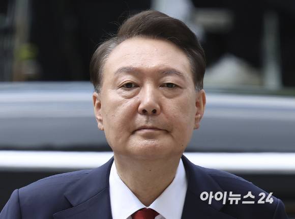 직권남용 및 허위공문서 작성, 특수공무집행방해 혐의로 구속된 윤석열 전 대통령이 지난달 9일 영장실질심사를 받기 위해 서울중앙지법으로 출석하고 있다. [사진=정소희 기자]