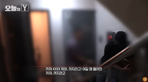 서울 관악구 신림동 등산로에서 여성을 성폭행하려는 목적으로 무차별 폭행하고 살인한 최윤종(30) 사건의 피해자 유족이 "고통 속에 살고 있다"며 근황을 알렸다. 사진은 MBC 방송화면 중 최 씨가 지난해 8월 25일 검찰 송치를 위해 경찰서를 나서면서 보인 태도. [사진=MBC 방송화면 캡처]