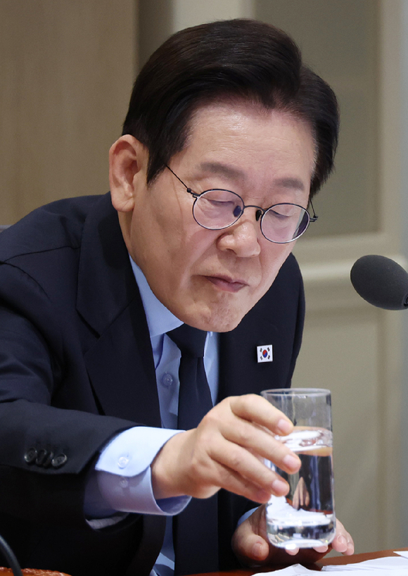 이재명 대통령이 11일 용산 대통령실에서 열린 국무회의에서 물을 마시고 있다. 2025.11.11 [사진=연합뉴스]