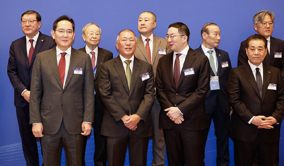 중국을 국빈방문 중인 이재명 대통령이 5일 베이징 조어대에서 열린 한&middot;중 비즈니스 포럼에서 양국 기업인을 비롯한 참석자들과 기념촬영을 하고 있다. 2026.1.5 [사진=연합뉴스]