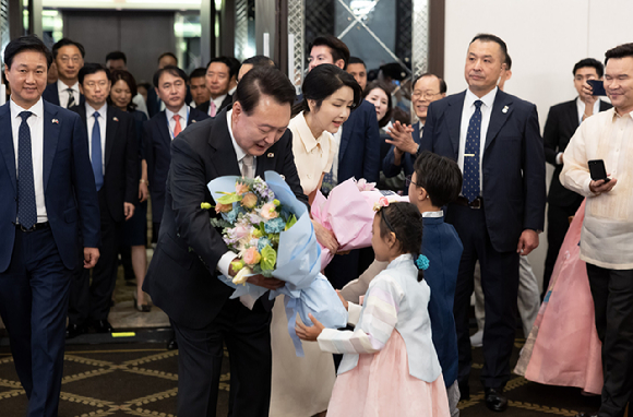 필리핀을 국빈 방문한 윤석열 대통령과 김건희 여사가 6일 오후(현지시간) 필리핀 마닐라 페닌슐라 호텔에서 열린 동포 만찬 간담회에 참석해 화동으로부터 꽃다발을 받고 있다. 2024.10.6 [사진=대통령실]